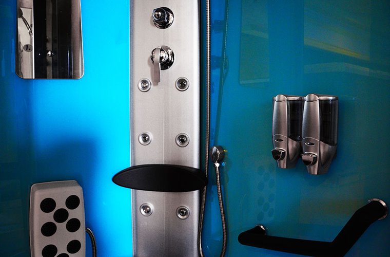 Kabina prysznicowa z hydromasażem na niskim brodziku błękitne ścianki 120x85 prawa MO-18220