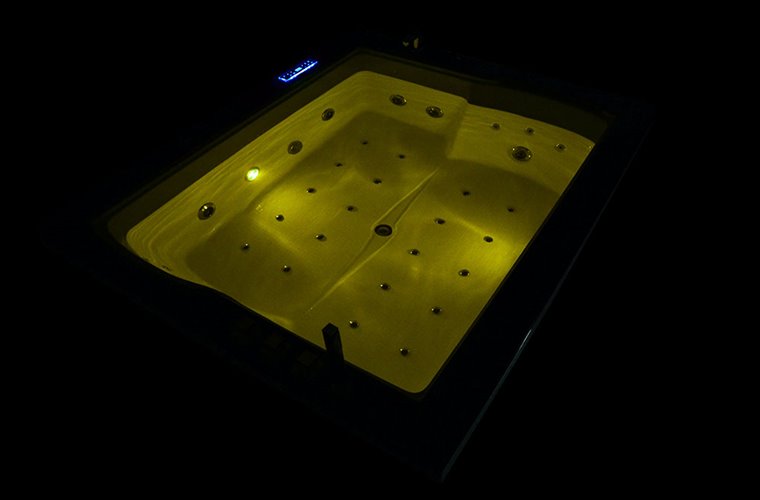 Wanna z hydromasażem prostokątna 180x150 cm MO-1666HC