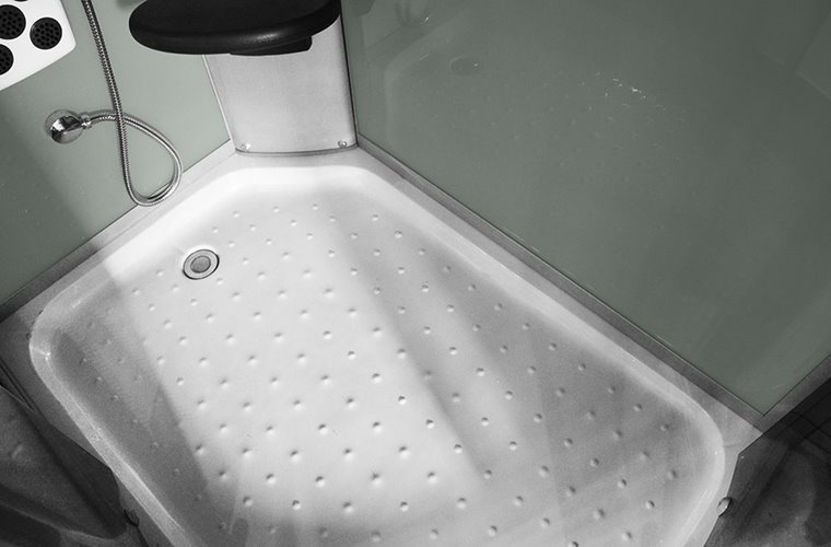 Kabina prysznicowa z hydromasażem na niskim brodziku białe ścianki 120x85 prawa MO-18220