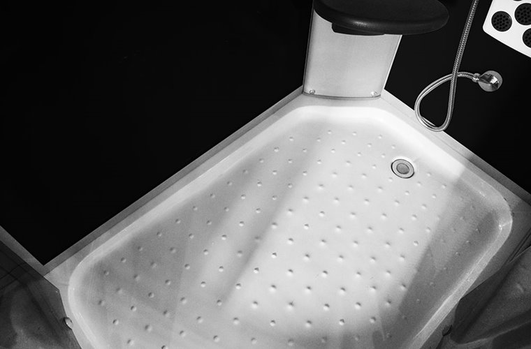 Kabina prysznicowa z hydromasażem na niskim brodziku czarne ścianki 120x85 lewa MO-18218