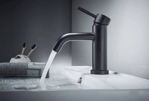 Bateria umywalkowa w kolorze czarnym, niska Lungo Black Rea