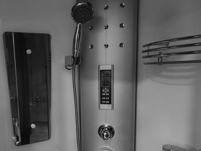 Kabina prysznicowa biała wewnątrz zabudowana z hydromasażem niski brodzik 90x90 cm MO-06089BW