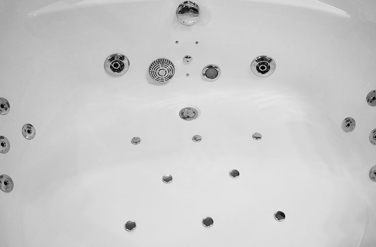 Wanna z hydromasażem narożna 135x135 cm MO-0057 biały zagłówek