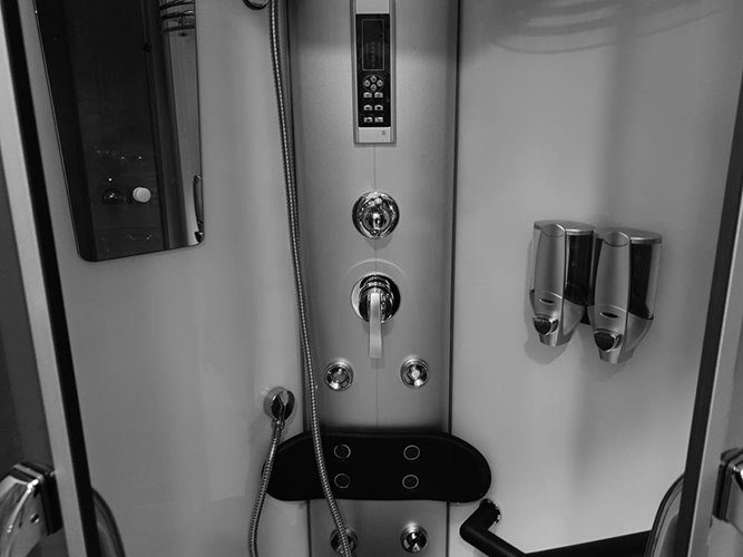 Kabina prysznicowa biała wewnątrz zabudowana z hydromasażem niski brodzik 80x80 cm MO-06089AW