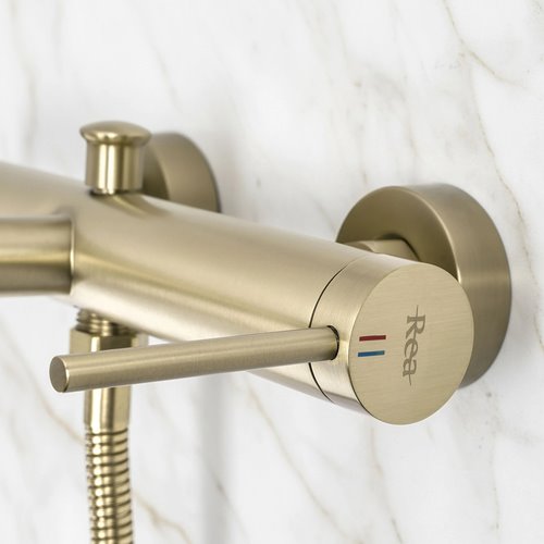 Złota szczotkowana bateria wannowa Foss Rea