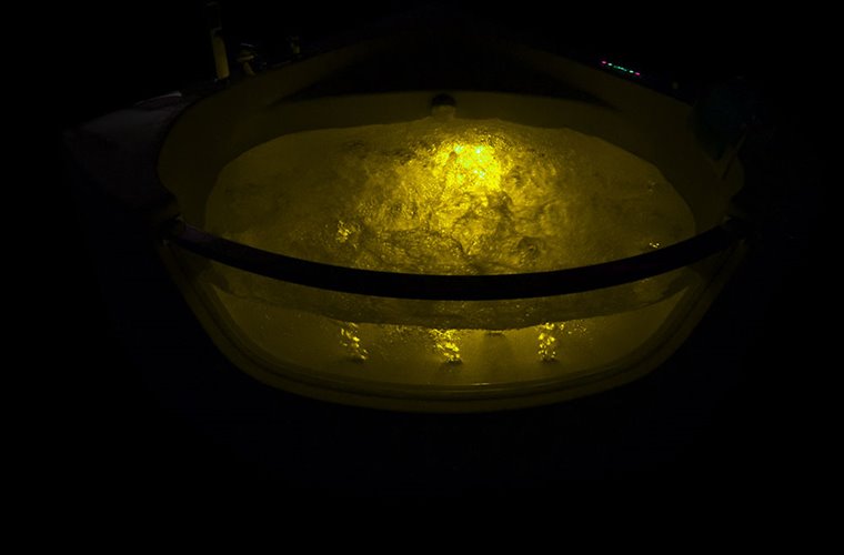 Wanna z hydromasażem narożna 135x135 cm MO-0057 niebieski zagłówek