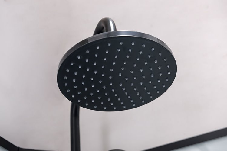 Biała kabina prysznicowa zabudowana 4 ściany na niskim brodziku 90x90 MO-0307