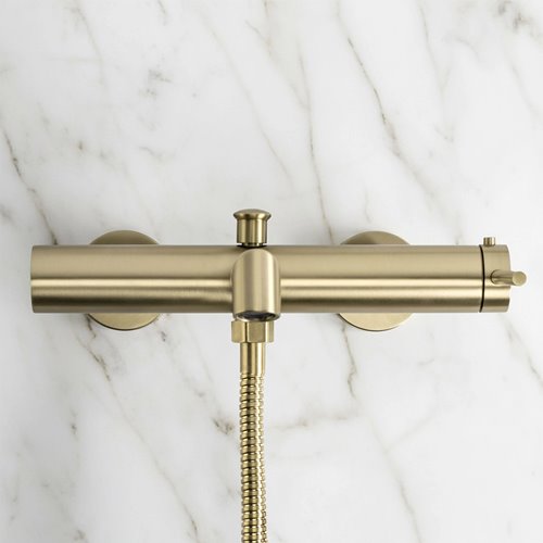 Złota szczotkowana bateria wannowa Foss Rea