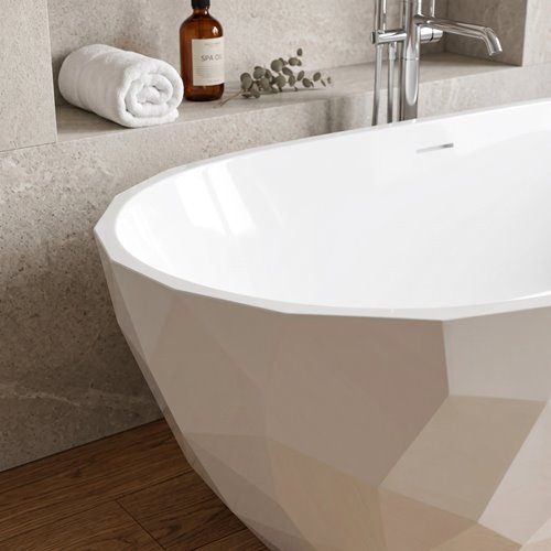 Fasetowane boki wanny wolnostojącej Celia