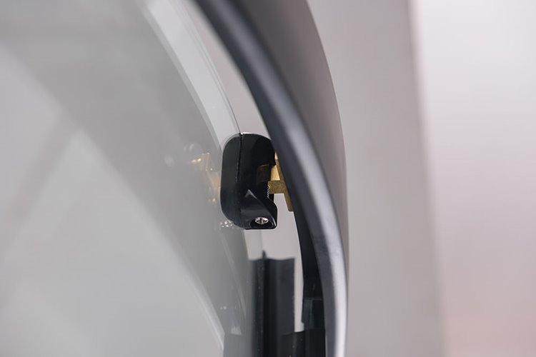 Biała kabina prysznicowa zabudowana 4 ściany na niskim brodziku 90x90 MO-0307