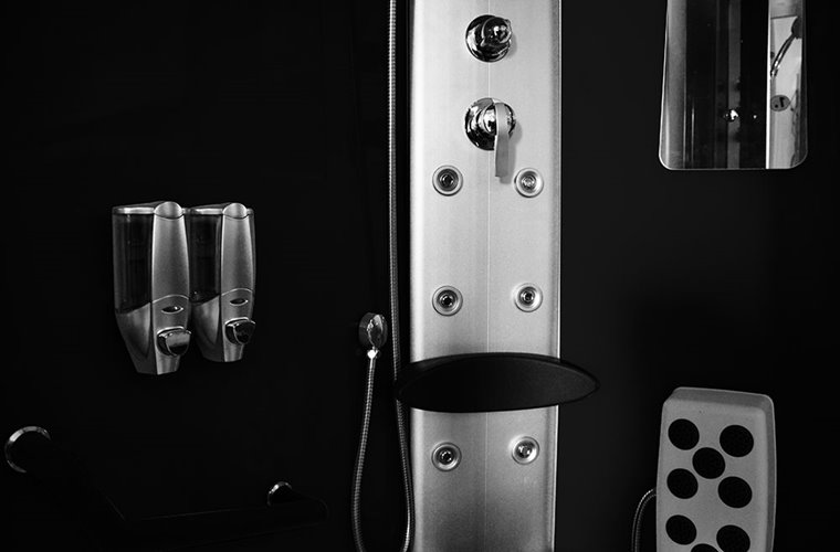 Kabina prysznicowa z hydromasażem na niskim brodziku czarne ścianki 120x85 lewa MO-18218