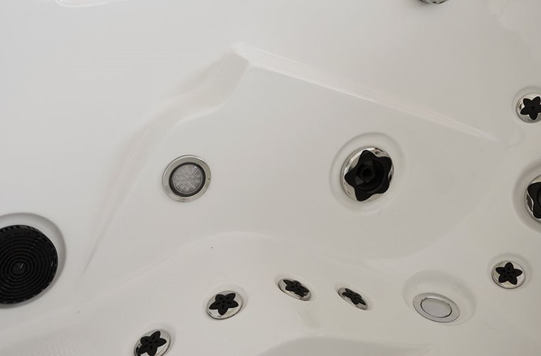 Wanna z hydromasażem narożna prawa 135x135 cm MUS-1085