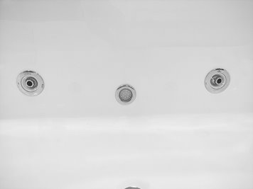 Przyścienna wanna z hydromasażem prostokątna konglomerat 150x75 cm MO-1803