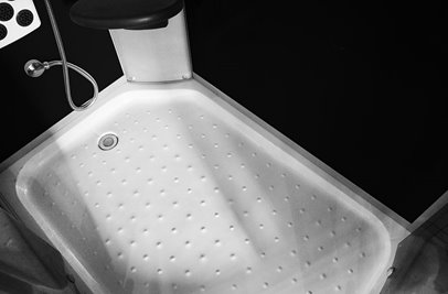 Kabina prysznicowa z hydromasażem na niskim brodziku czarne ścianki 120x85 prawa MO-18220