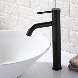 Bateria umywalkowa w kolorze czarnym, wysoka Lungo Black Rea