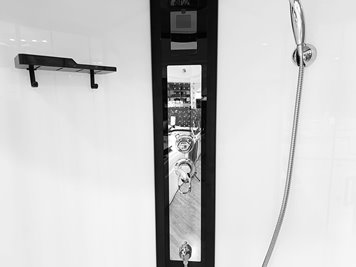 Kabina prysznicowa półokrągła zabudowana jasny środek 80x80