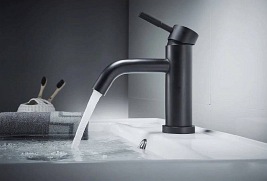 Bateria umywalkowa w kolorze czarnym, niska Lungo Black Rea