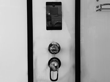 Biała kabina prysznicowa z hydromasażem i sauną parową prostokątna zabudowana 170x85 MO-0505-170WS