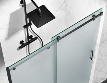 Drzwi prysznicowe rozsuwane prawe/lewe do wnęki 122-131 cm szkło 8mm mleczne profile czarny mat Swiss Liniger