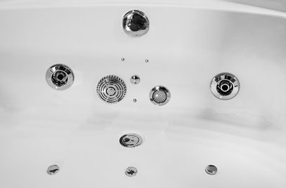 Wanna z hydromasażem narożna 135x135 cm MO-0057 podwójny biały zagłówek