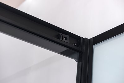 Biała kabina prysznicowa zabudowana 4 ściany na niskim brodziku 90x90 MO-0307