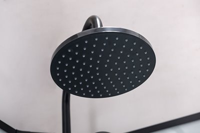 Biała kabina prysznicowa zabudowana 4 ściany na niskim brodziku 90x90 MO-0307