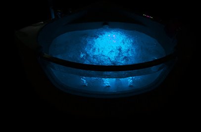 Wanna z hydromasażem narożna 135x135 cm MO-0057 niebieski zagłówek