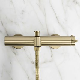 Złota szczotkowana bateria wannowa Foss Rea