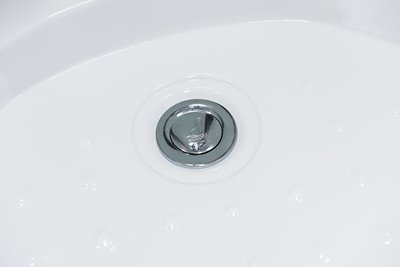 Biała kabina prysznicowa zabudowana 4 ściany na niskim brodziku 90x90 MO-0307