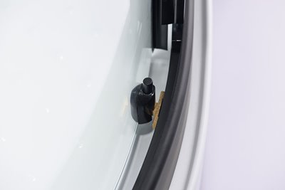 Biała kabina prysznicowa zabudowana 4 ściany na niskim brodziku 90x90 MO-0307